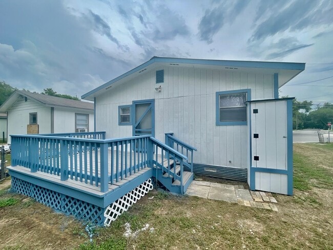 Building Photo - 2 Bedroom - New & Improved - Centrally Loc...