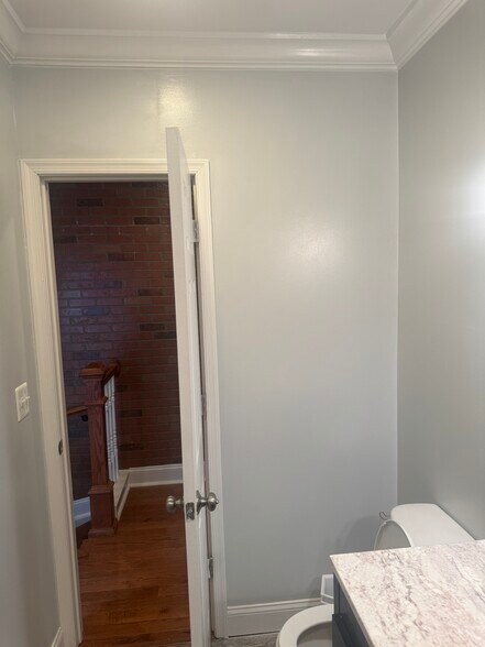Building Photo - 628 Edgewood St NE