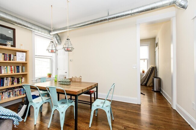 Building Photo - Top Floor 2bd/1bth Ukrainian Village, Avail August 1st!