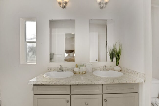 Building Photo - Modern 2-Bedroom, 2-Bath – Furnished Mobil...