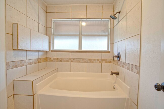 Building Photo - Beautiful 2-Bedroom, 2-Bath Duplex Near Ho...