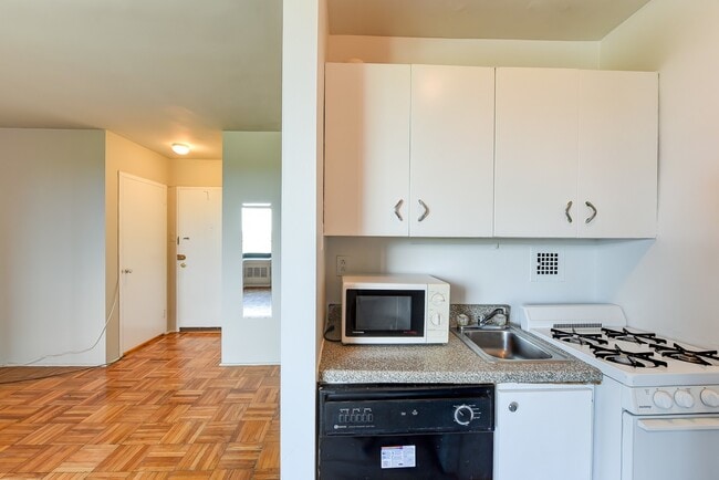 Building Photo - Spacious & Bright Junior 1 Bedroom at Rive...