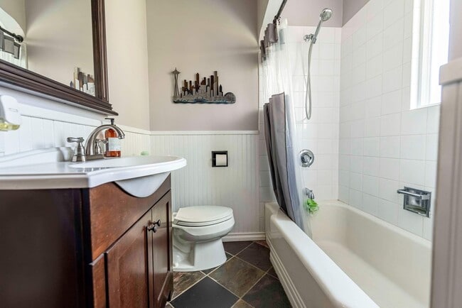 Building Photo - 3-Bedroom Bremerton Classic close to PSNS and Ferries