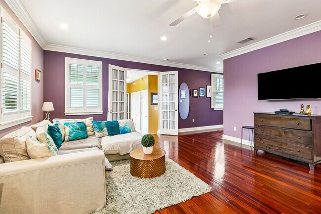 Building Photo - Gorgeous 3BD/3BA with Courtyard