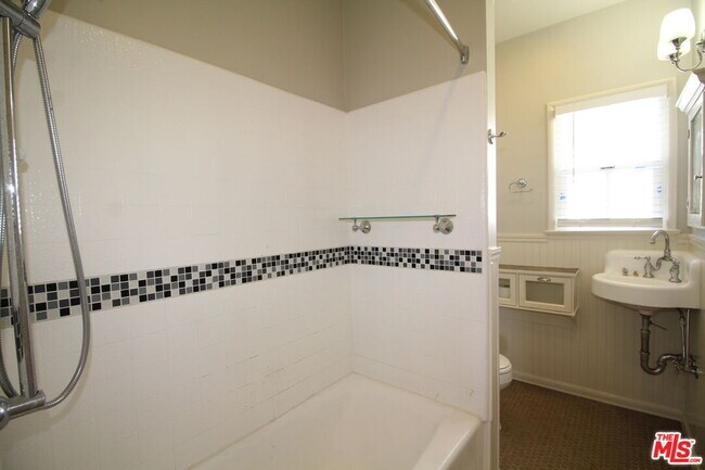 Building Photo - 3141 Fairmount Ave