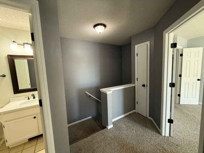Building Photo - Updated 2 Bed, 2.5 Bath Apple Valley Townh...