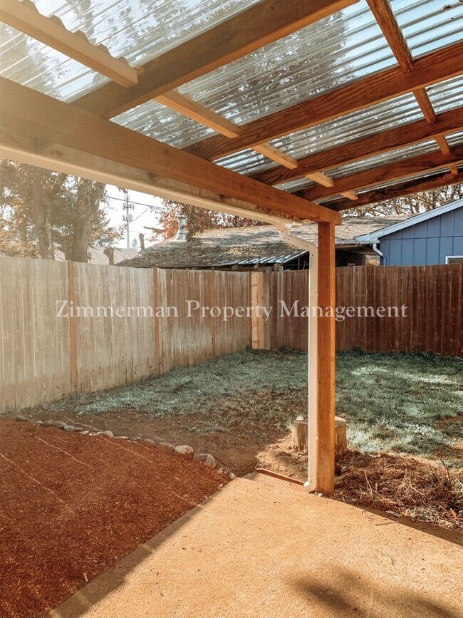 Building Photo - 1375 E Pennoyer Ave