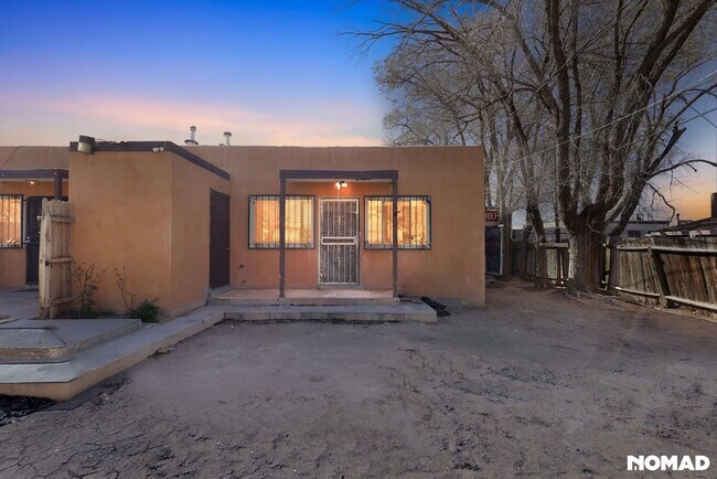 Building Photo - Charming 2BR 4plex in Albuquerque