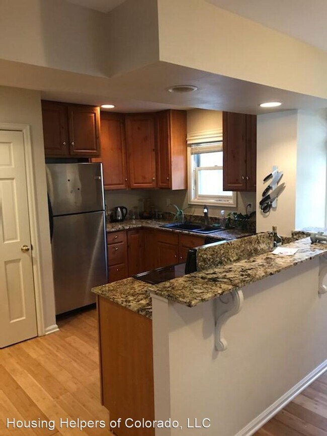 Building Photo - 2 br, 1.5 bath House - 1053 Pine Street #D