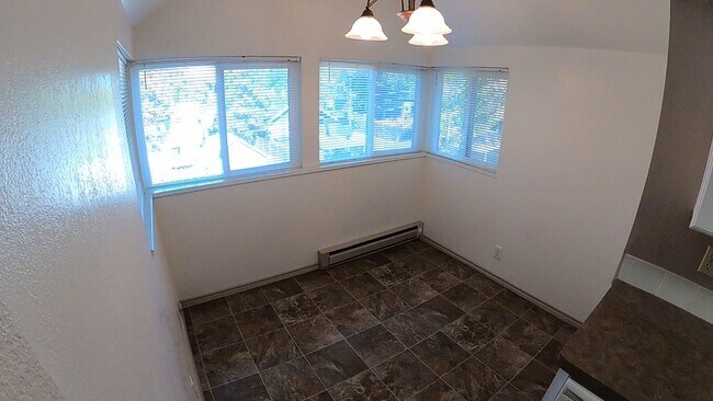 Building Photo - 1004 W 12th Ave