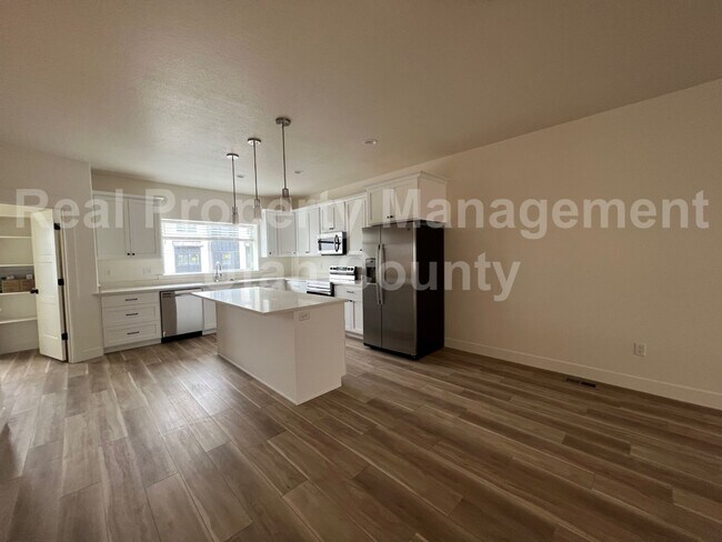 Building Photo - Newer American Fork Townhouse