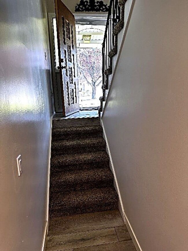 Building Photo - Beautifully Updated Two-Story Home in Sandy — Mountain Views & Big Backyard!