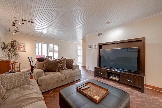 Building Photo - 6329 Del Monte Dr