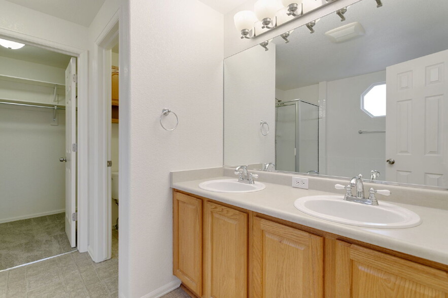 Building Photo - 4-Bedroom Home with Main-Level Suite, Gran...