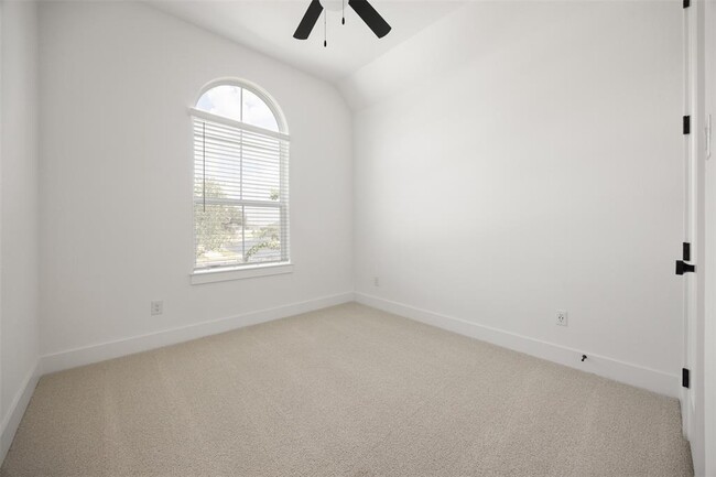 Building Photo - 128 Fox Run