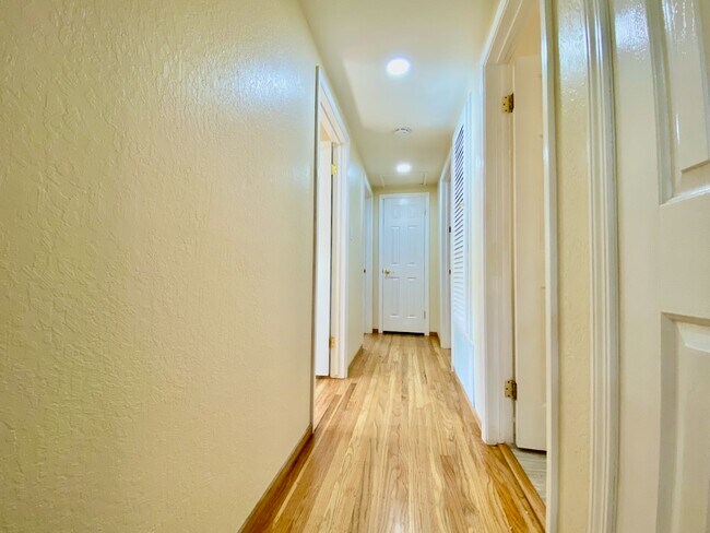 Building Photo - 5025 Carm Ave
