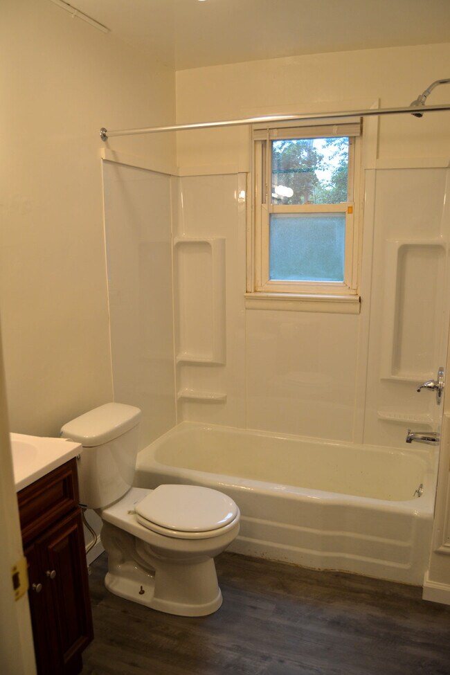 Building Photo - 445 W King St