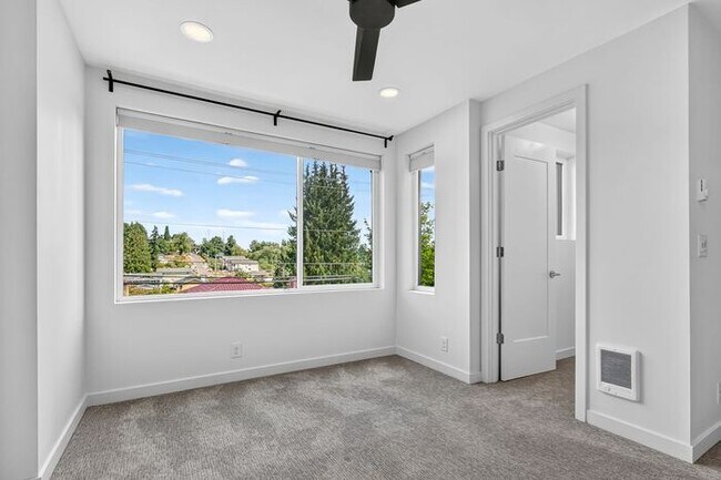 Building Photo - ULTRA-MODERN Air Conditioned Townhome in Beacon Hill (1st Month Free)