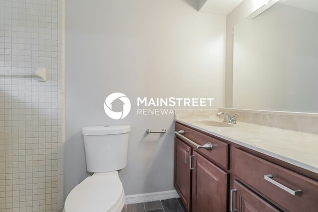 Building Photo - 3 Bedroom Pet-Friendly Home in Apopka, FL with Main Street Renewal