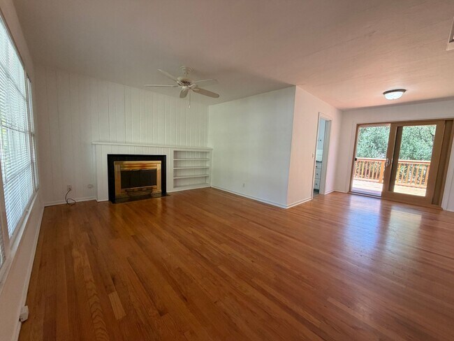 Building Photo - Cute home on large lot