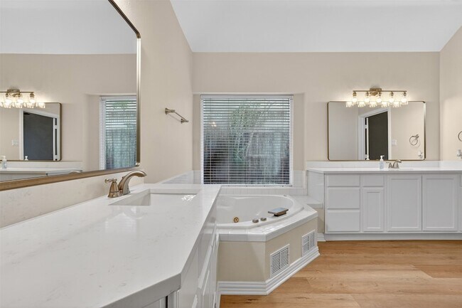 Building Photo - 6864 Bushnell Dr