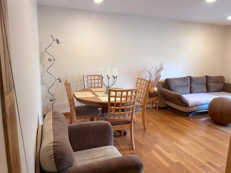 Building Photo - 140 Kenrick St