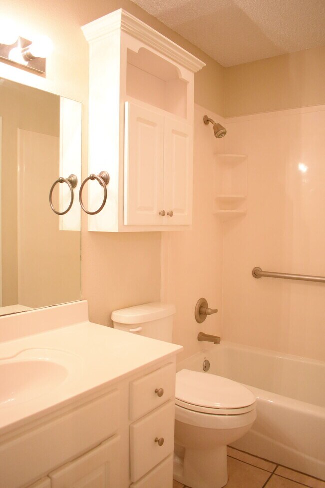 Building Photo - Beautiful duplex in Cooper School District!