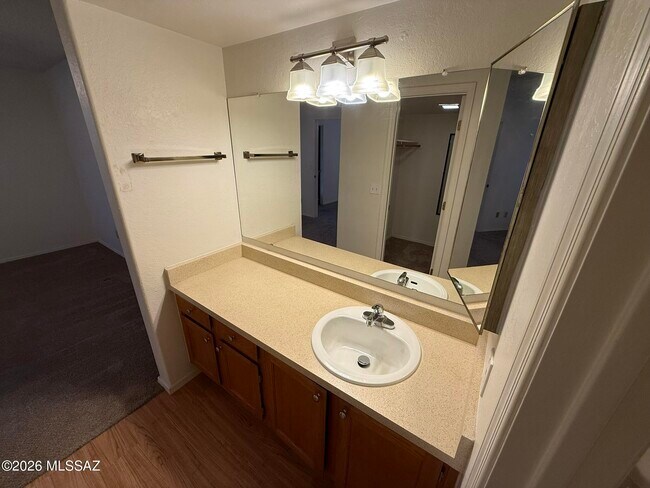 Building Photo - 5800 N Kolb Rd