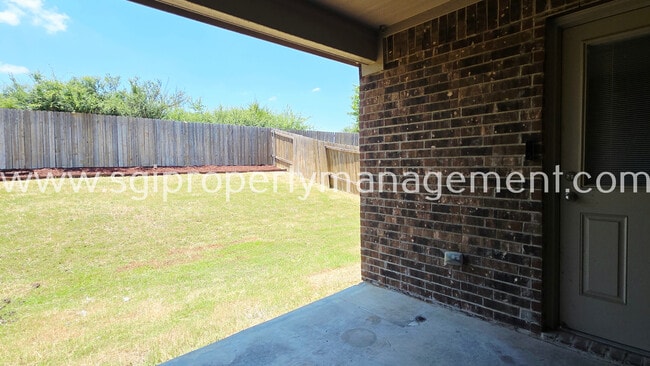 Building Photo - 942 Primrose Dr