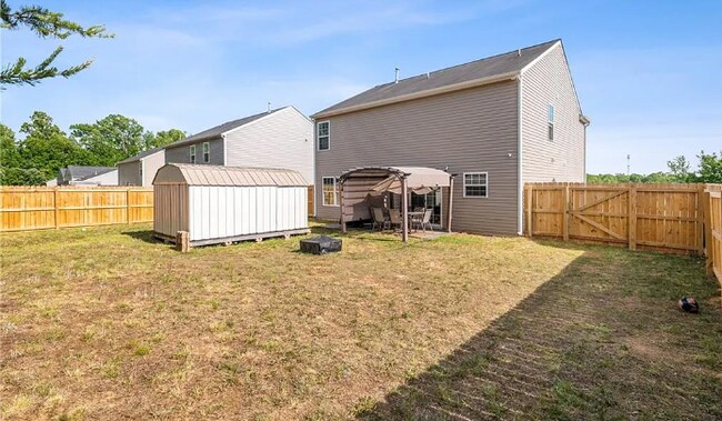 Building Photo - 4 Bedroom 3 Bath Pet Friendly Rental!