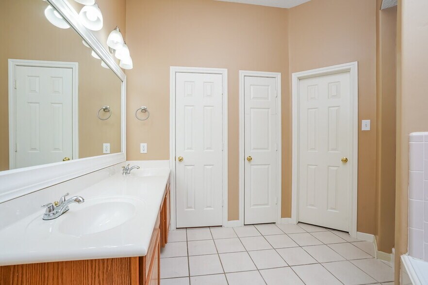 Building Photo - 814 Courtside Dr W