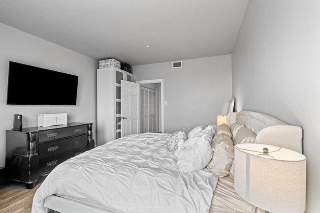 Building Photo - 100 Shearwater Ct E