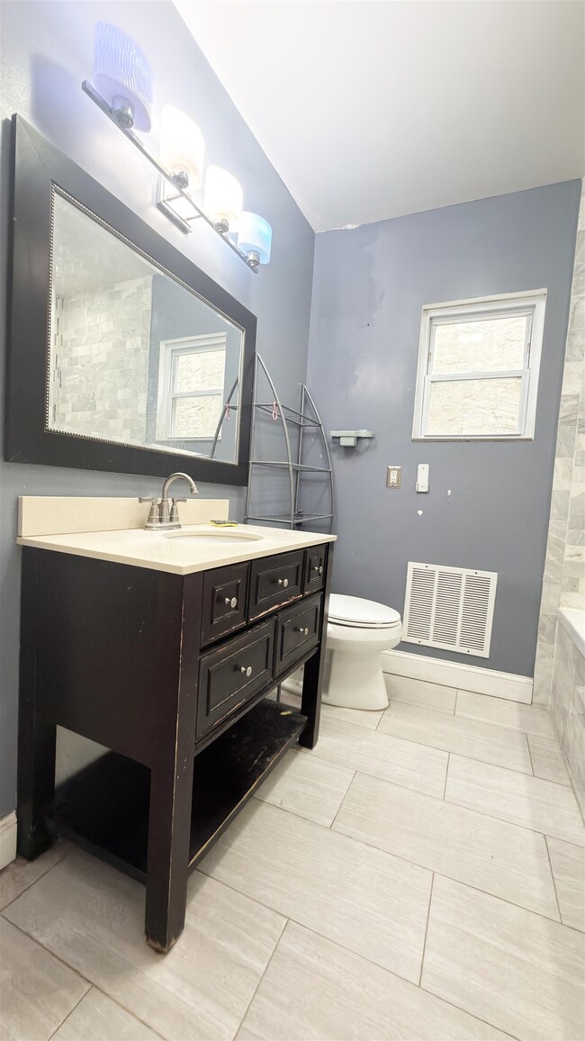 Building Photo - 6013 Buchanan Pl