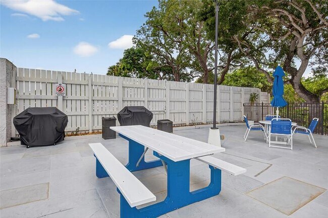 Building Photo - 1800 N Andrews Ave