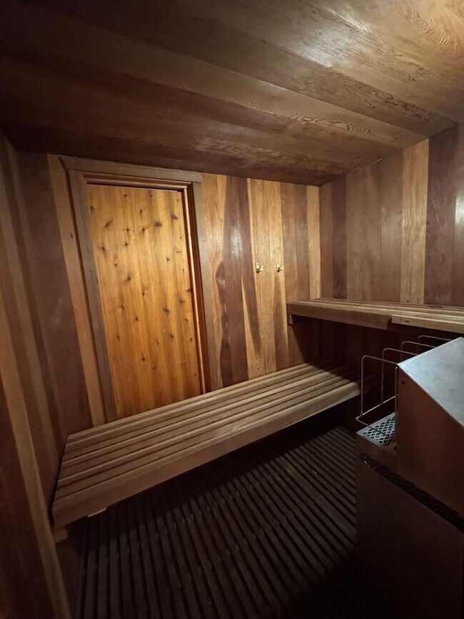 Building Photo - Stunning 2 bedroom townhouse