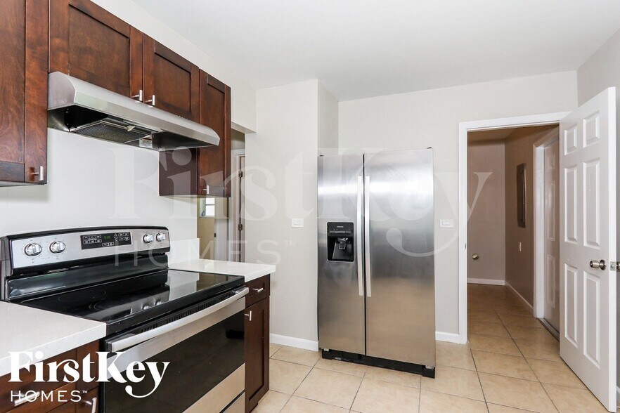 Building Photo - 16025 SW 99th Ave