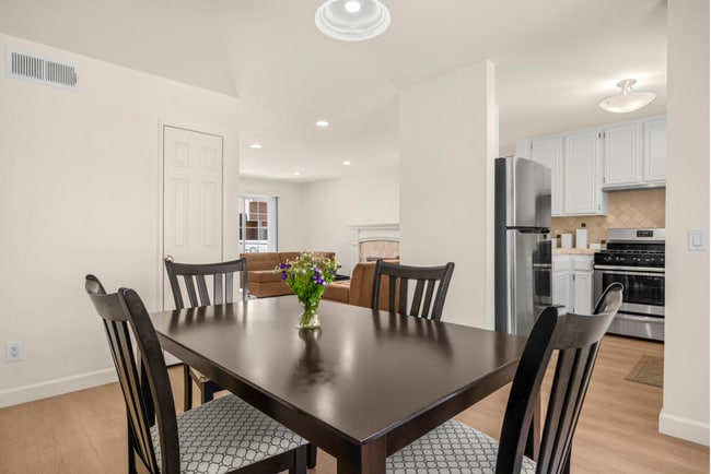 Building Photo - Beautiful, Quiet, Furnished, Upgraded Home in Heart of Torrance for Short Term Rental