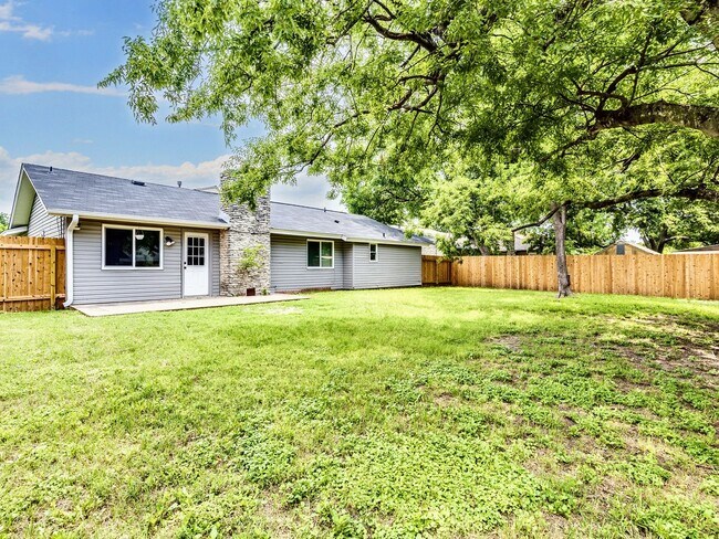 Building Photo - Charming 4BR / 2BA Home Featuring Fireplace, White Cabinets & Big Tree