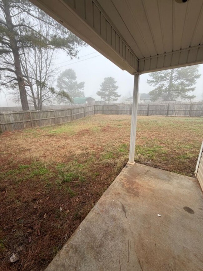 Building Photo - Charming 3 Bed, 2 Bath Home in Warner Robins!