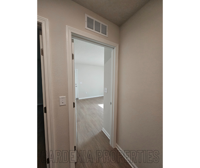 Building Photo - 1115 E 5th St