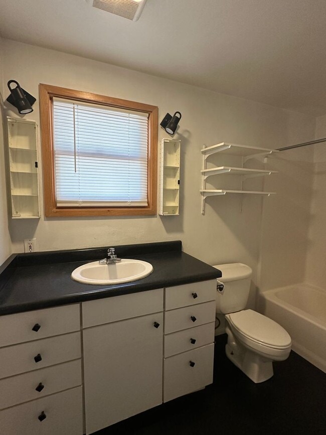 Building Photo - Furnished One Bedroom One Bath Home in Red...