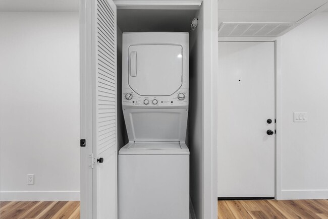 Building Photo - Renovated 1 Bedroom Condo Overlooking Creek