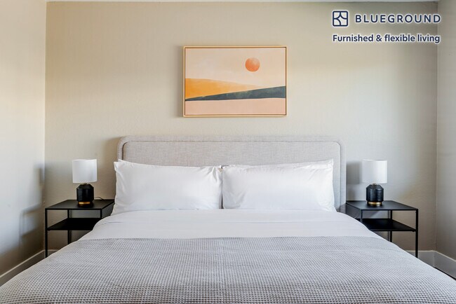 Building Photo - 950 E Hillsdale Blvd