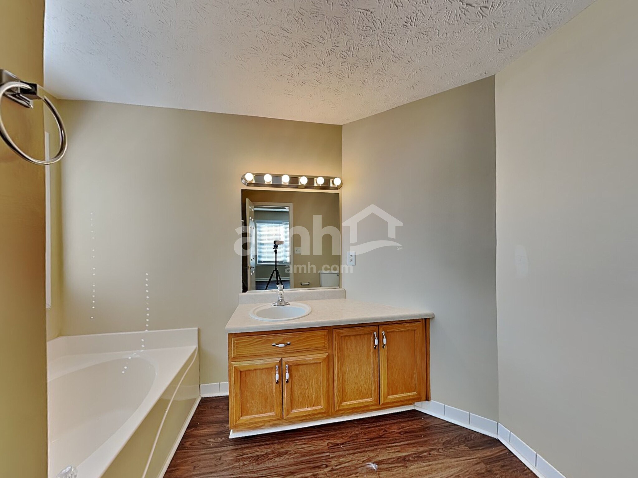 Building Photo - 125 Sanders Walk