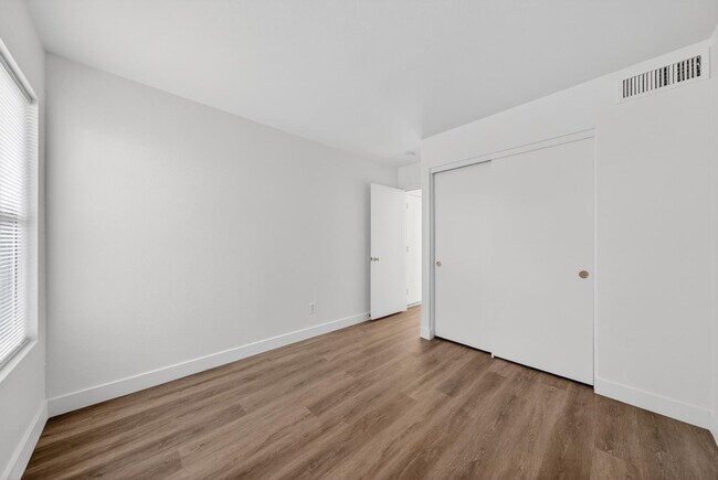 Building Photo - 2481 S Karen Dr