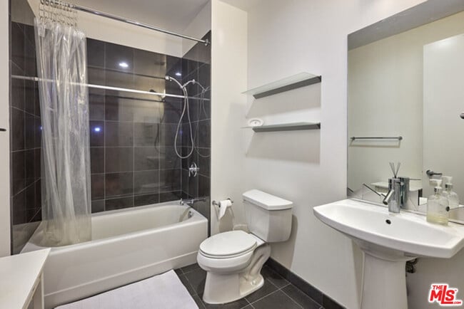 Building Photo - 3223 W 6th St