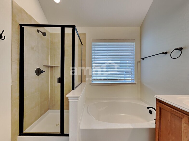 Building Photo - 625 Vickie St