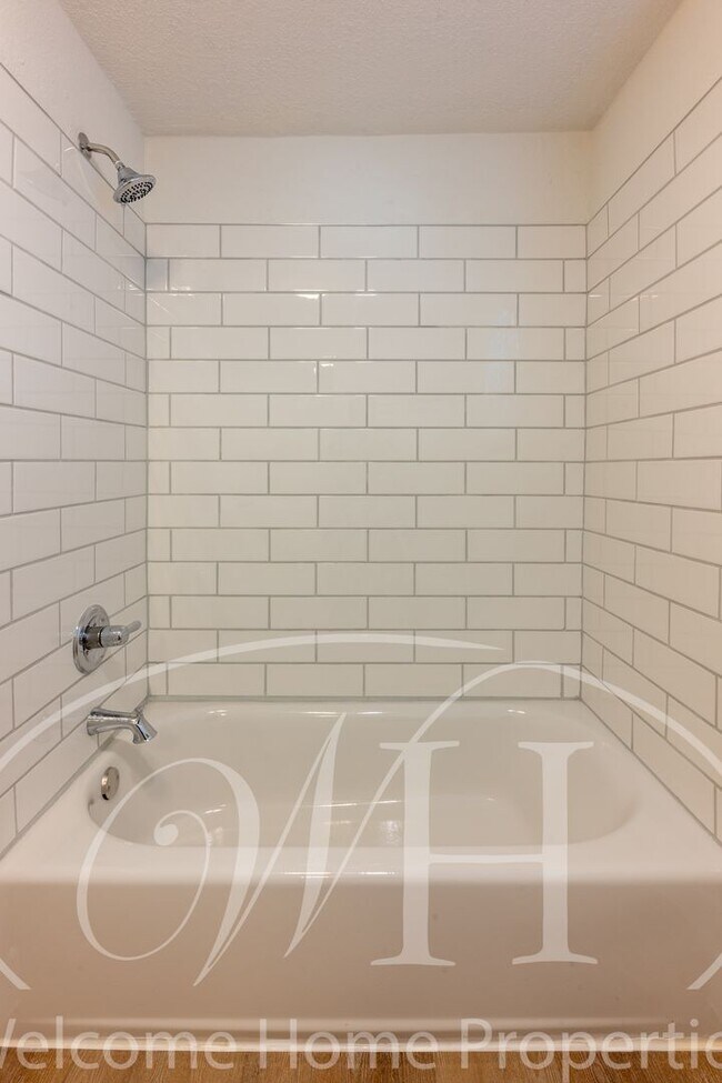 Building Photo - 3-Bedroom Home with Fenced Yard & Off-Stre...