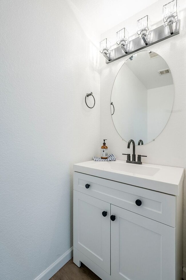 Building Photo - Stunning 2 Bed 1.5 Bath Condo in Scottsdal...