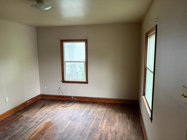 Building Photo - 2 Bedroom and 1 Bathroom House